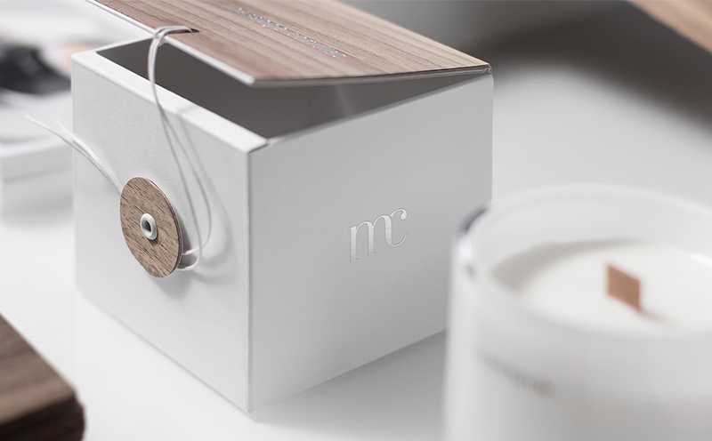 蠟燭包裝設(shè)計(jì)靈感來源于木芯，天然的紋理與純白色的搭配