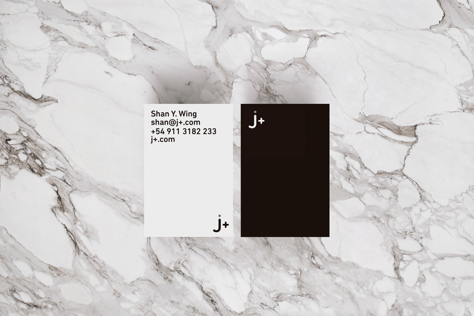 芹菜，蘋果，菠蘿，芹菜，甜菜，檸檬，紫甘藍，生姜，胡蘿卜，薄荷等有機鮮榨果汁飲料瓶型包裝設計。