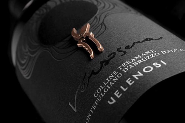 我有故事你有酒嗎？一瓶在瓶子上放電影的葡萄酒